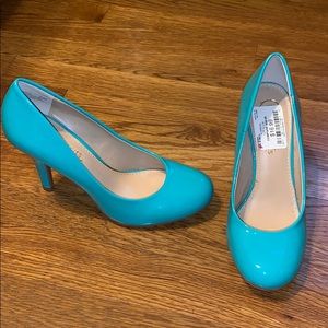 Aqua patent leather pumps